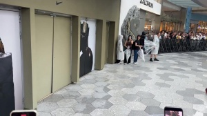 必赢官网-两手抱满满！詹姆斯一露面就给球迷送礼物